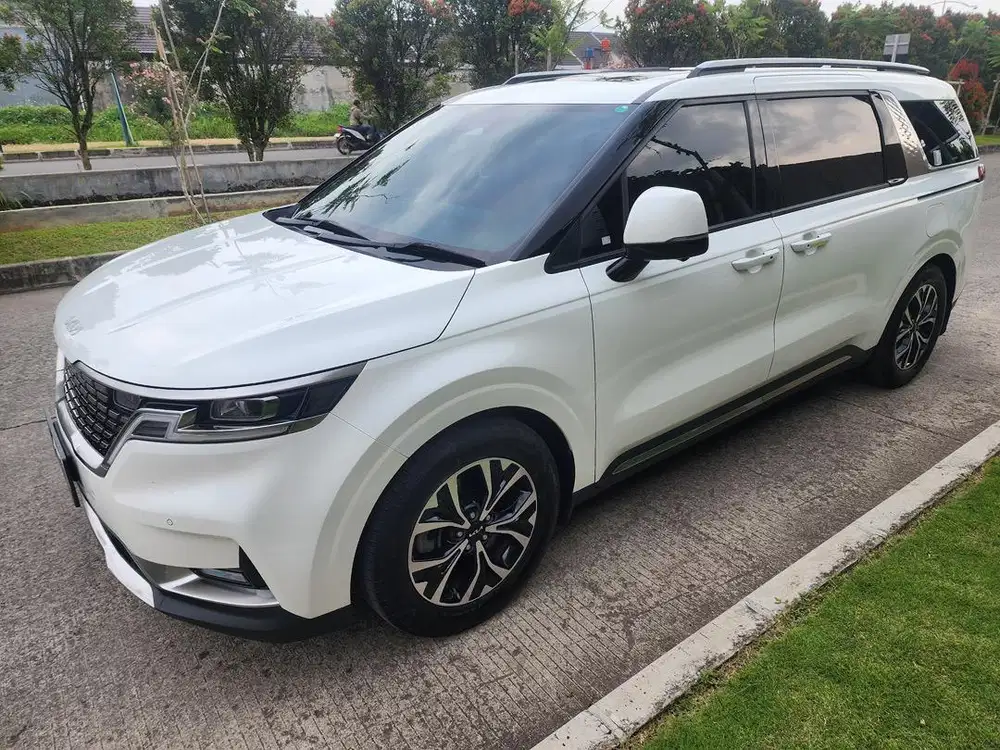 Kia grand carnival putih