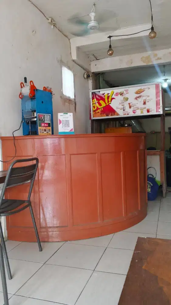 Meja Resepsionis Bekas/ Meja Satpam /Meja Melengkung