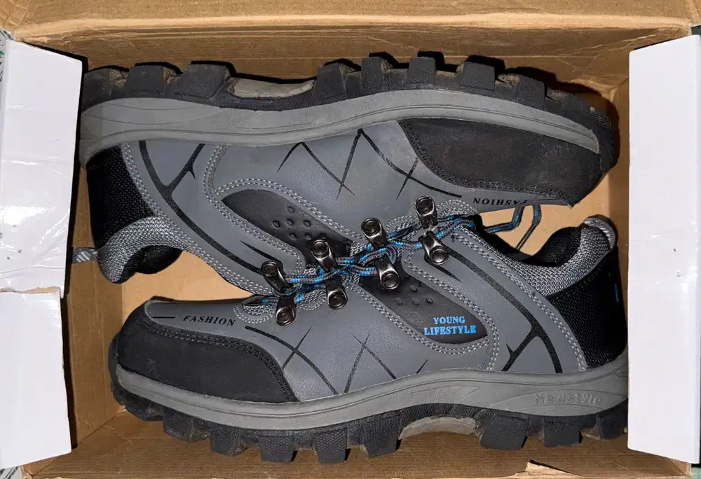 Sepatu Hiking / Sepatu Gunung