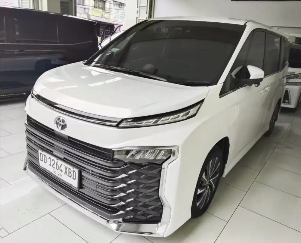 Toyota voxy 2.0 CVT 2024 Putih mulus