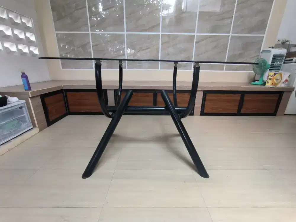 Meja makan kaca