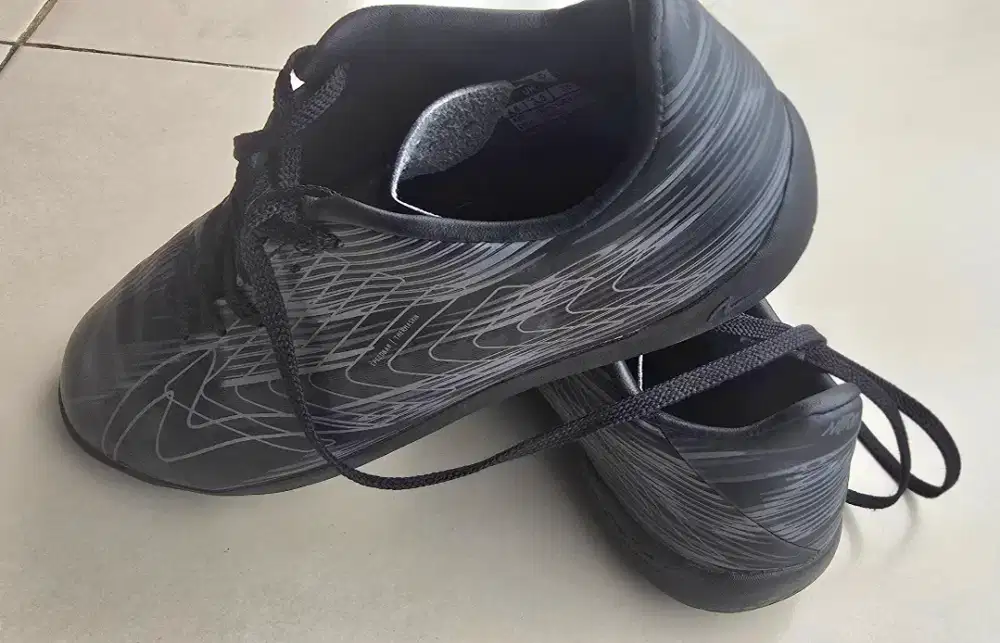 Sepatu Specs Futsal Anak Warna Hitam Ukuran 35