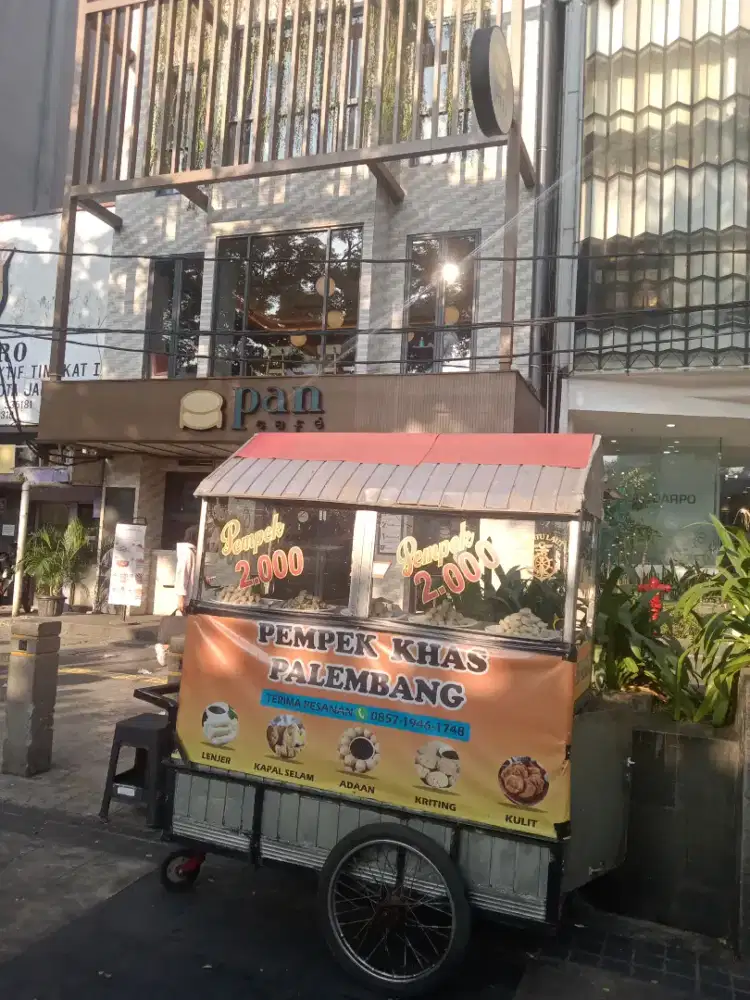 DI BUTUHKAN KARYAWAN PEREMPUAN