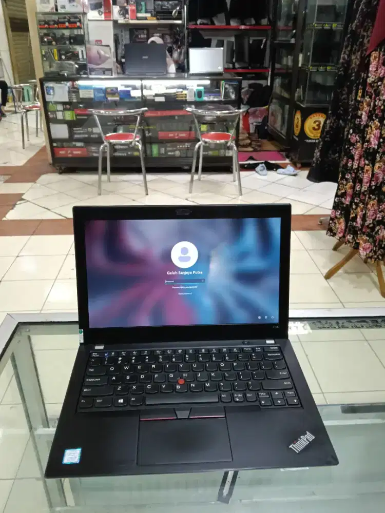 Lenovo Thinkpad x280 Intel core i3 gen 8 ram 4gb SSD 286gb