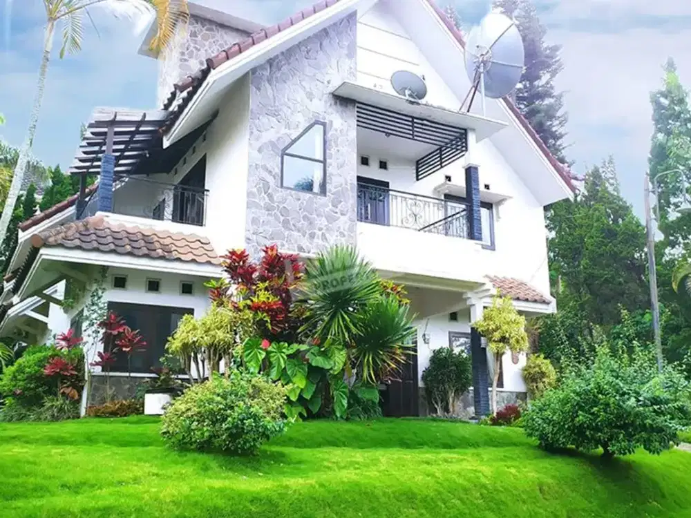 Rumah Villa Lokasi Batu 2 Lantai Semi Furnished Ada Kolam Renang