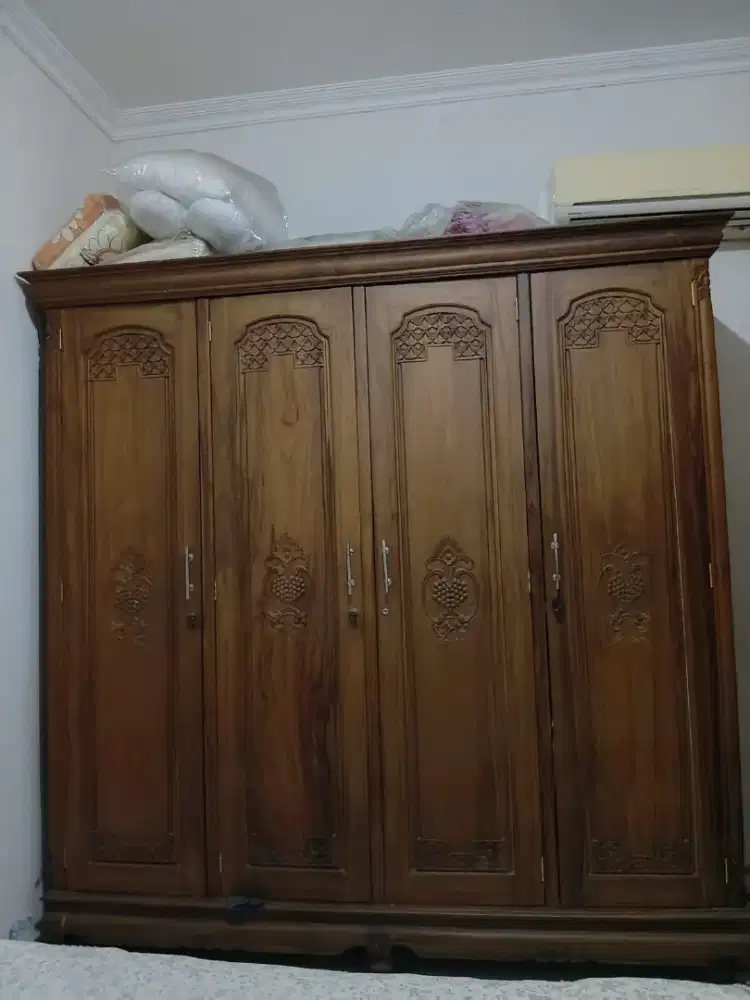 Di jual 1 set tempat tidur kingkoil dan lemari jati 4 pintu