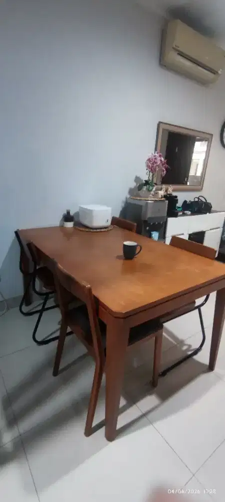 Meja makan set dengan 4 kursi MURAH