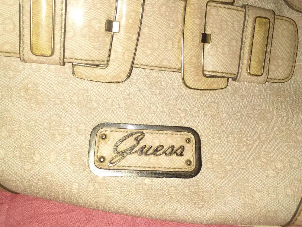Tas Guess Kulit Wanita – Elegan & Stylish