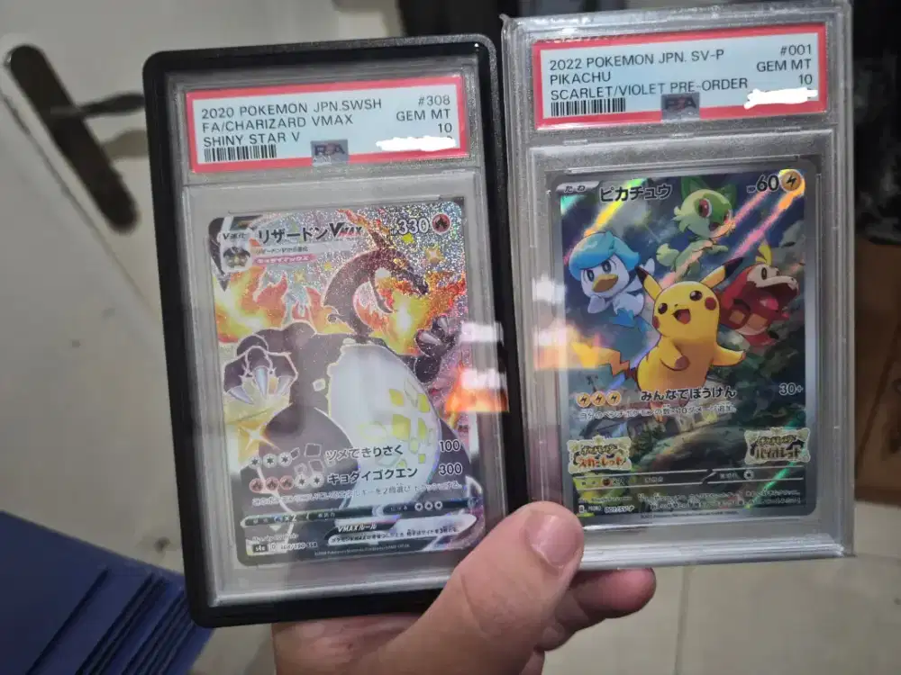 Kartu pokemon Charizard Vmax dan Pikachu