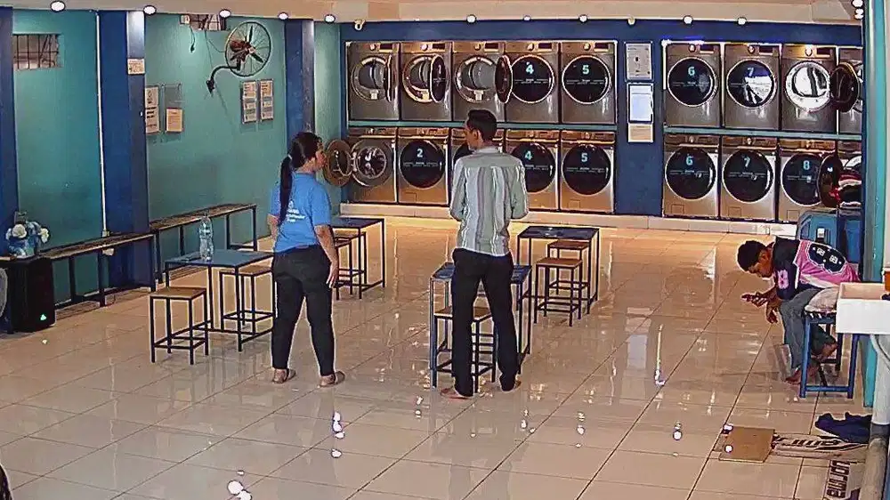 Penjaga outlet laundry self service