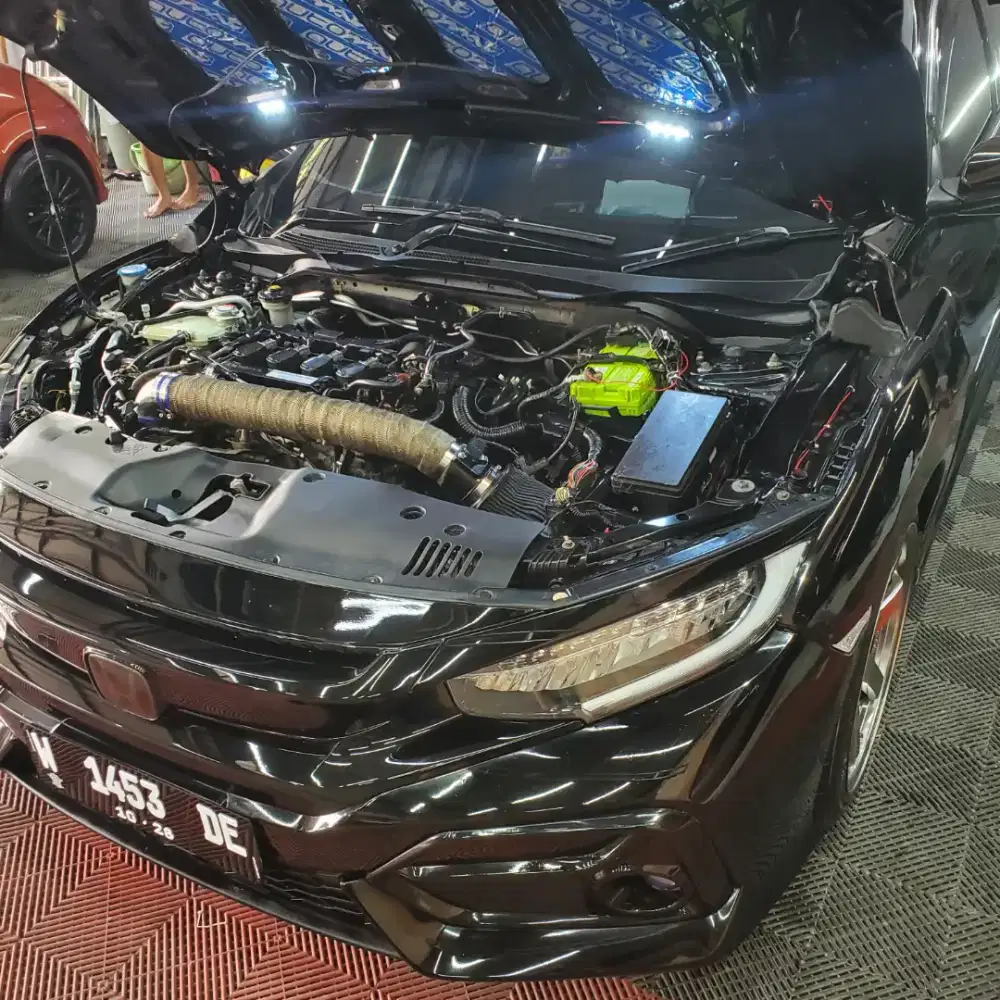 Salon mobil bersihkan ruang mesin