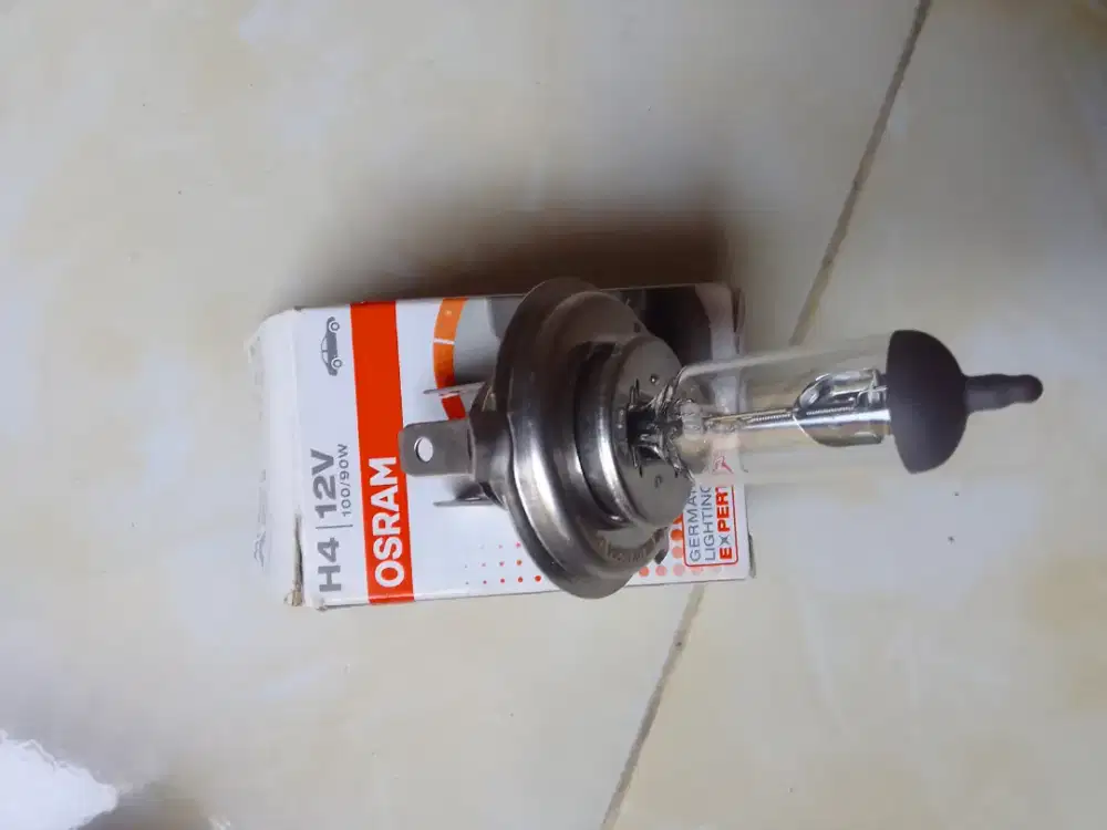 Lampu depan mobil H4