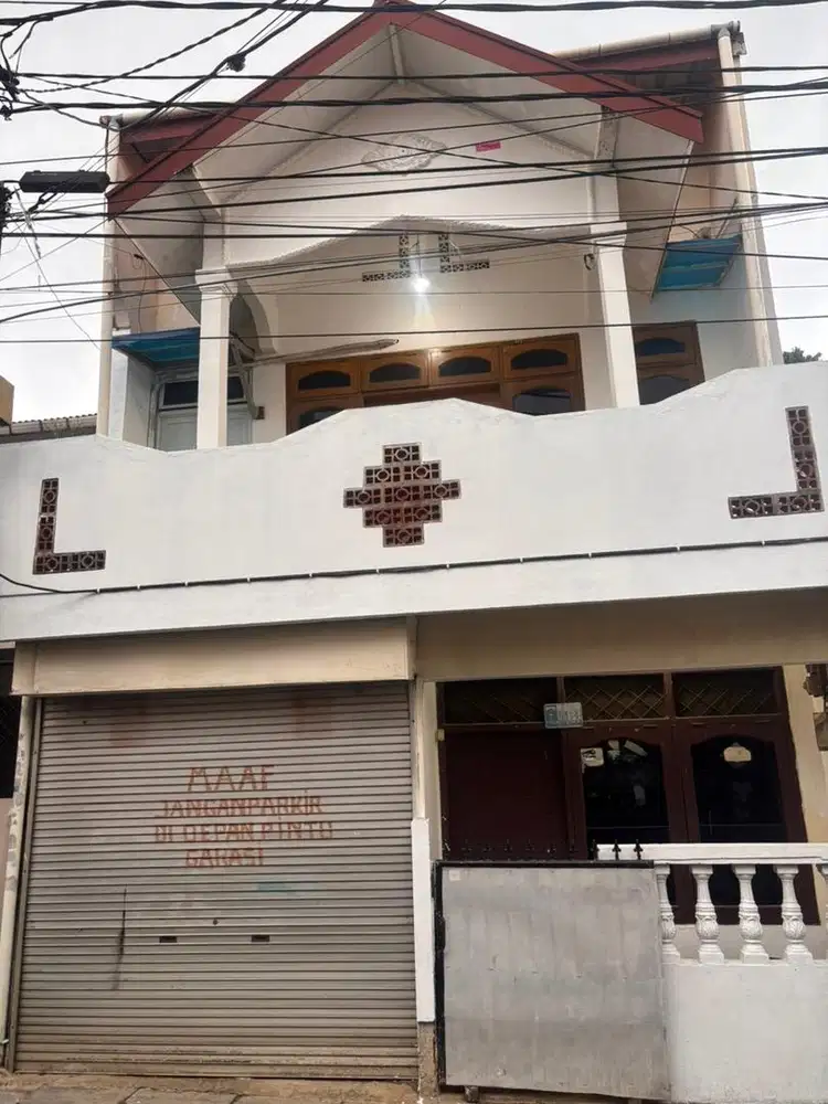 Disewakan Rumah 2 Lantai-Lokasi Super Strategis & Siap Huni