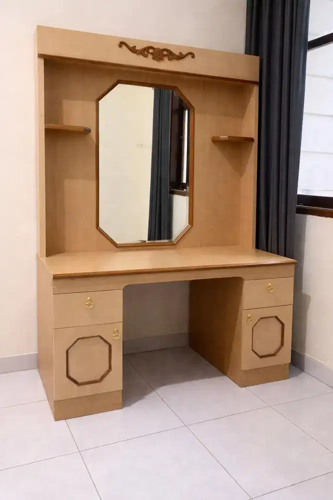 Meja Rias Kayu Classic