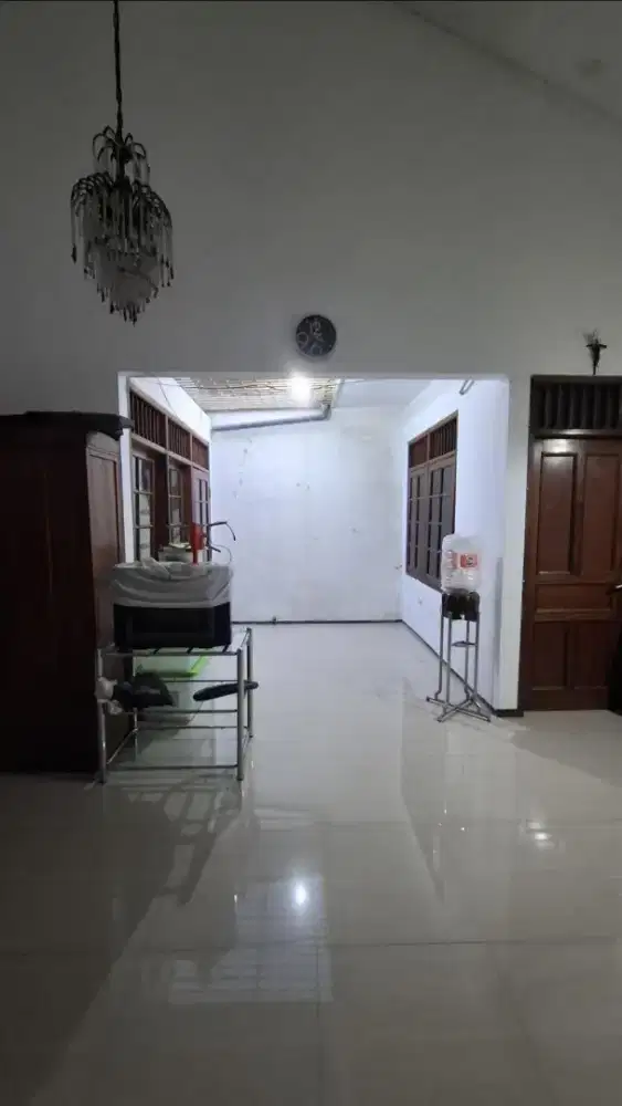Disewakan Rumah Second di Area Jalan Utama Darmo Permai, Surabaya
