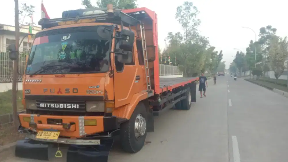 Truk fuso angkut barang