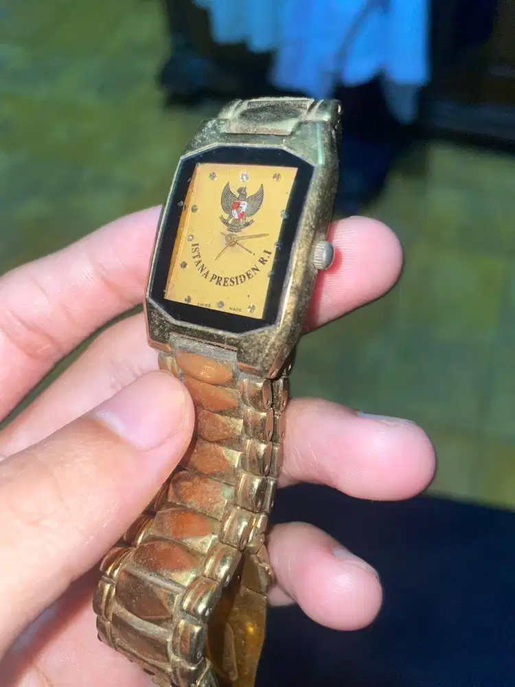 Jam antik lapis emas