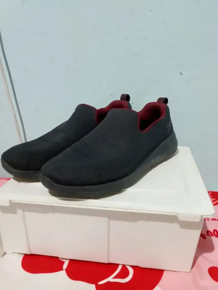 Sepatu Slip-On Skechers GOwalk Max