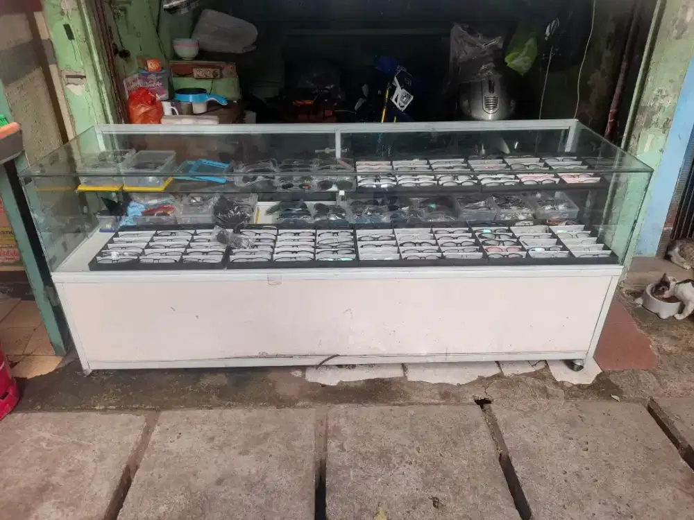 Etalase panjang 2 meter masih bagus