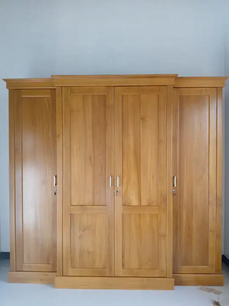 Lemari Pakaian Mewah Eropa 4 Pintu