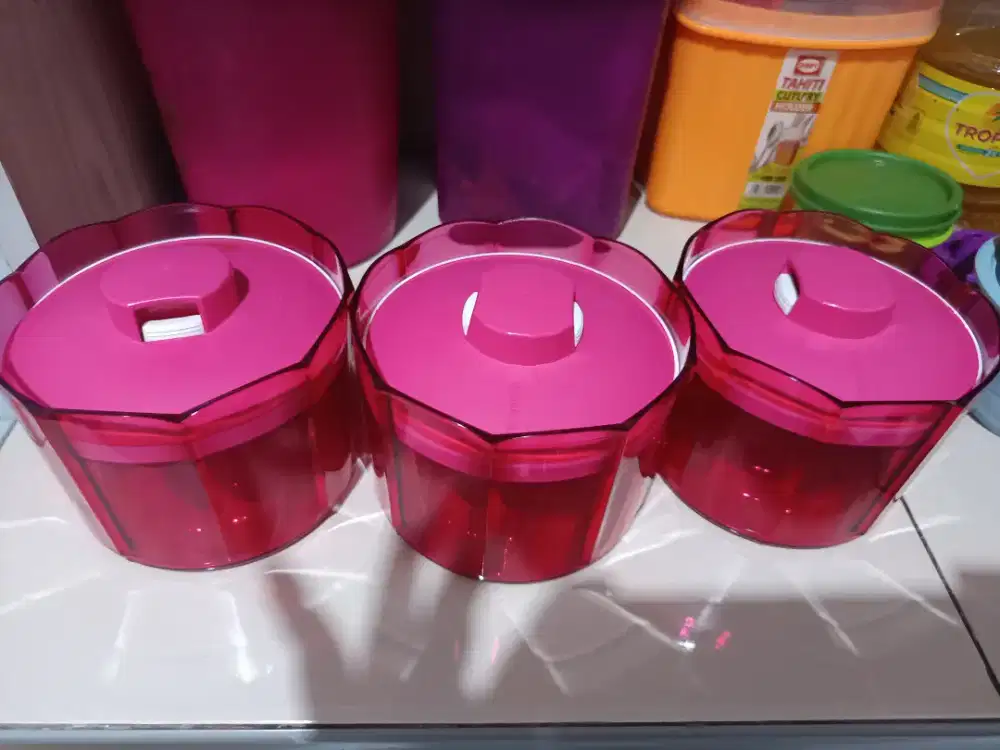 Tuppuware tempat kue hari besar