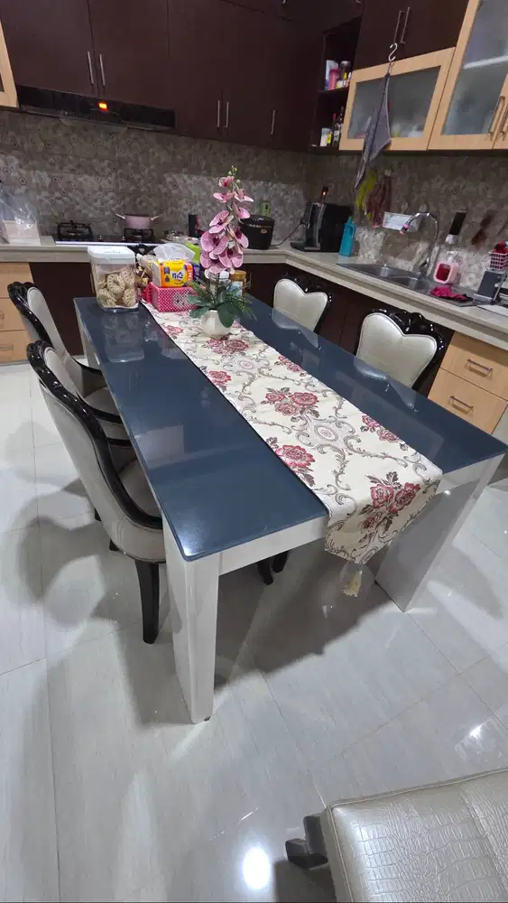 Dijual meja makan ukuran 160cmx90cm merk informa beserta 4 kursi