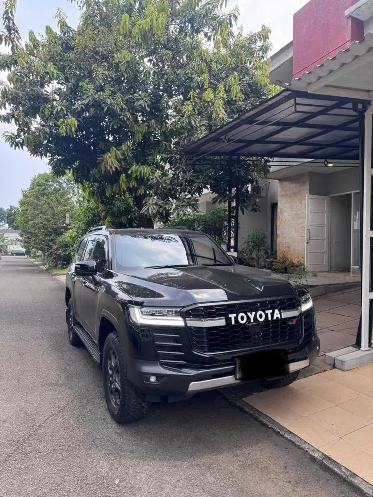 TOYOTA Land Cruiser 300 GR  4x4 AT 2024