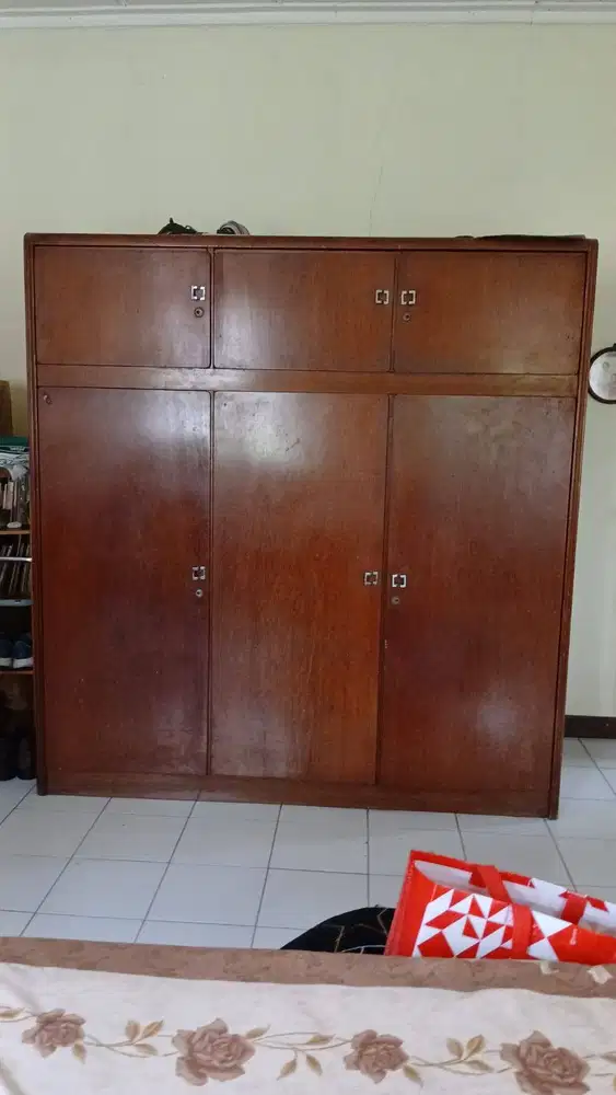 Lemari pakaian, lemari buku, set sofa + meja