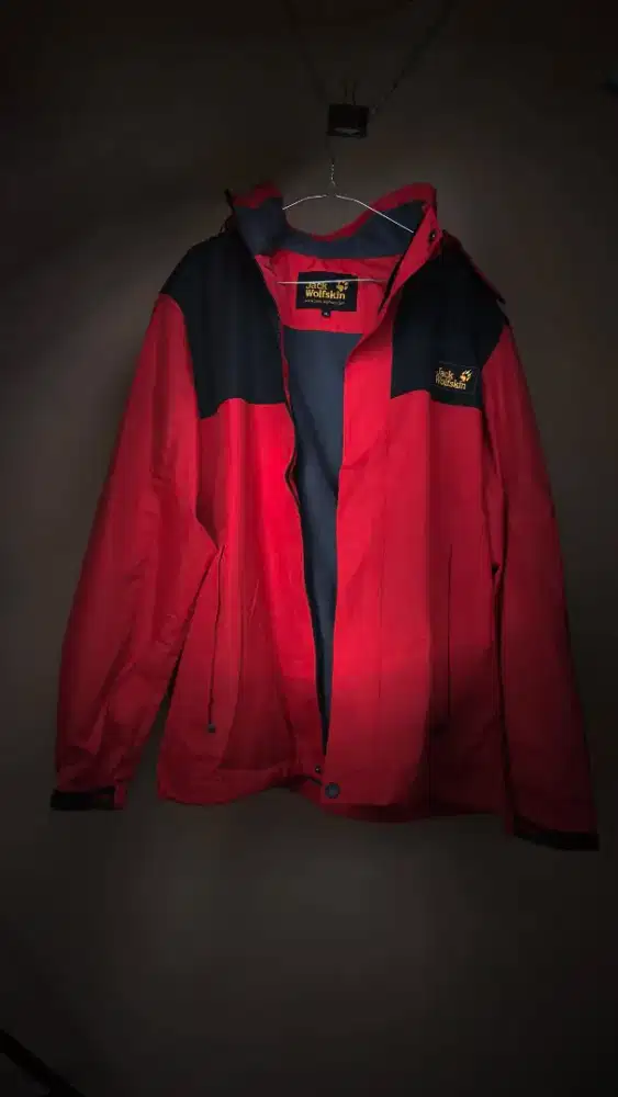 Jaket gunung pria warna merah (stok terakhir)