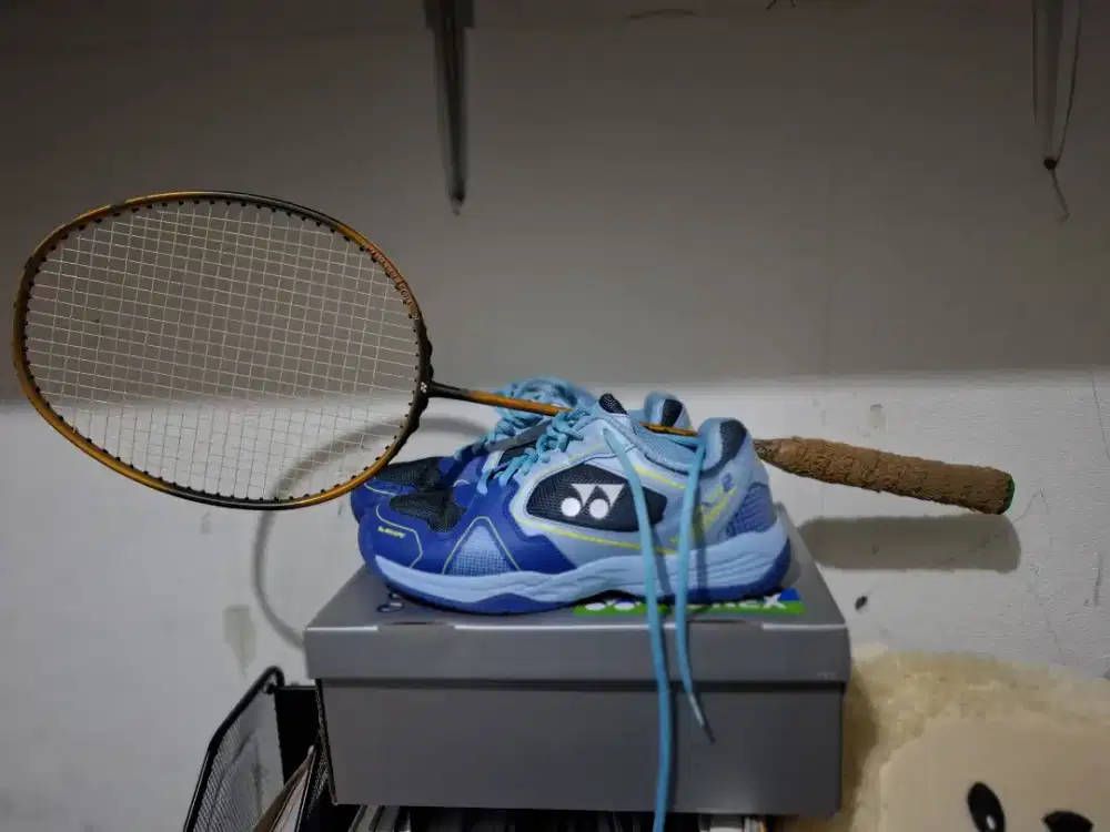Raket Yonex plus Sepatu Yonex