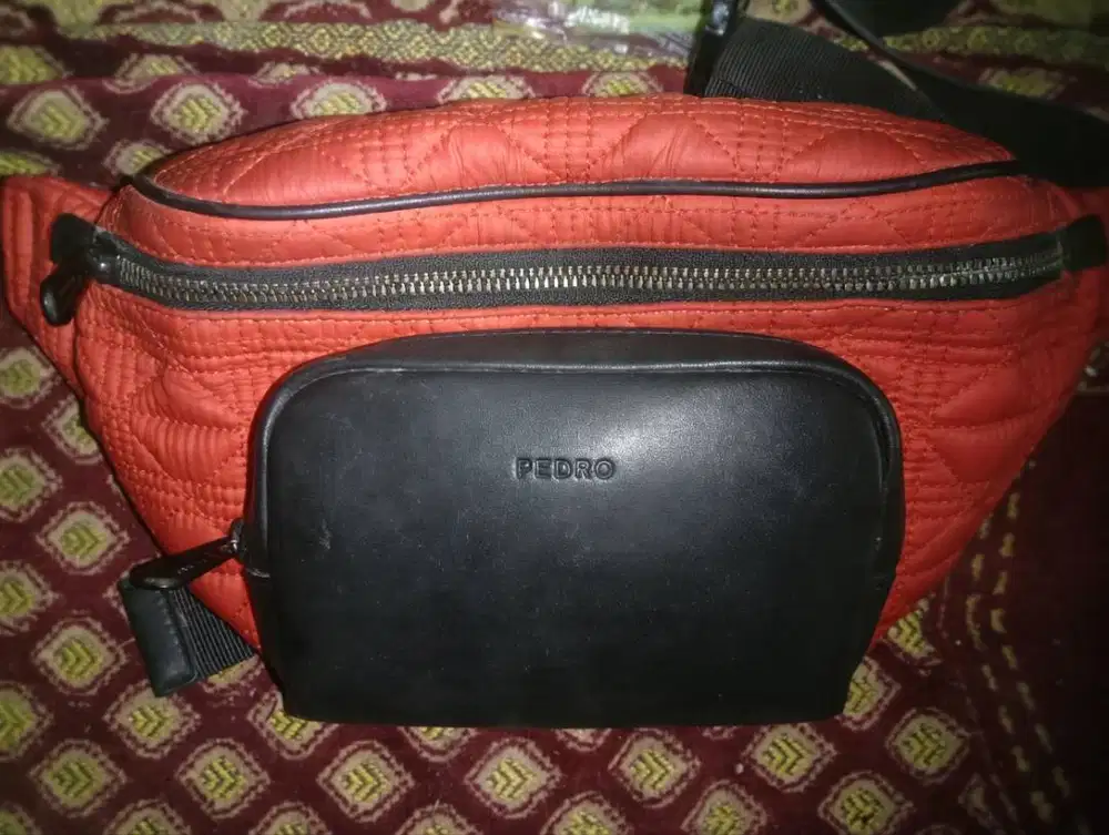 Preloved Tas Selempang Pedro