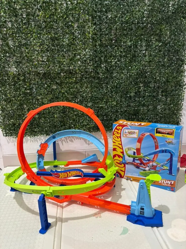 Trek Hot Wheels Action Loop Cyclone Challenge Track