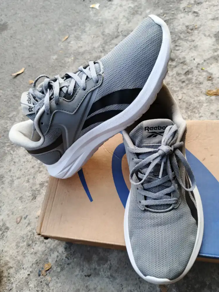 Jual sepatu Reebok original size 40 bisa kirim bayar cod d tempat