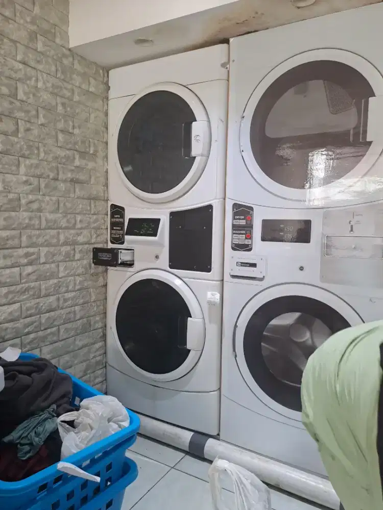 Mesin laundry maytag