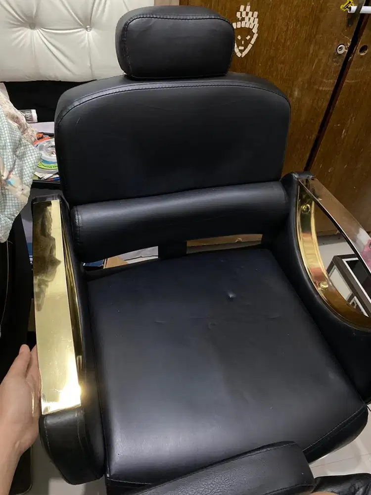 Kursi dan kaca pangkas