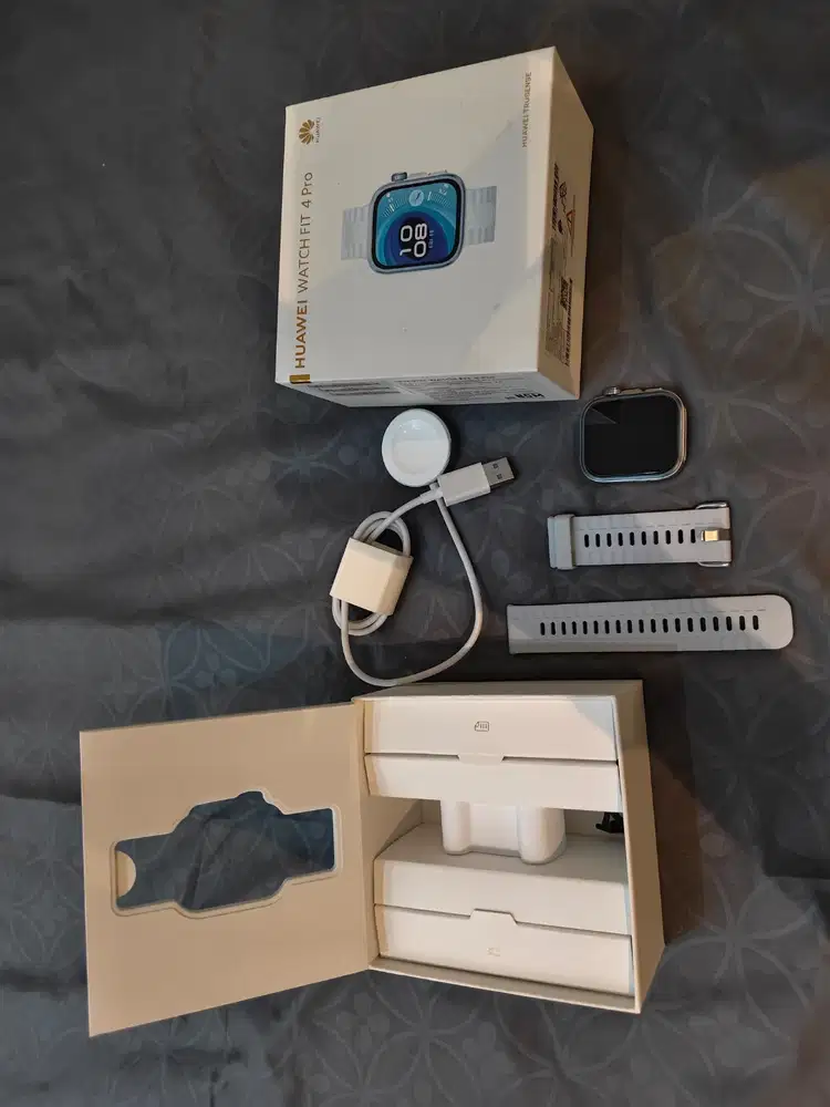 Huawei Watch Fit 4 Pro Blue sapphire and titanium