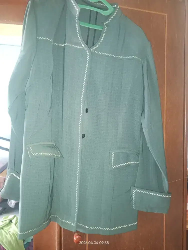 Pakaian wanita sepasang