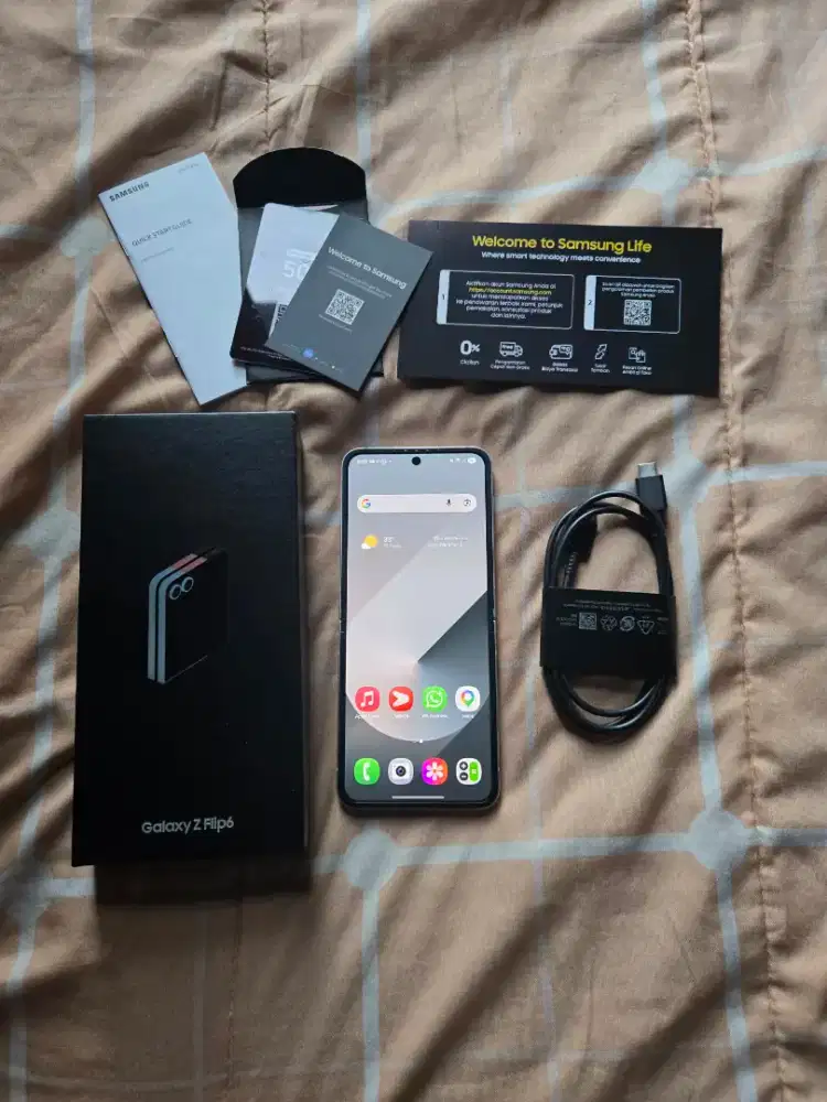 Samsung Z flip 6  white 256gb SEIN Scare+