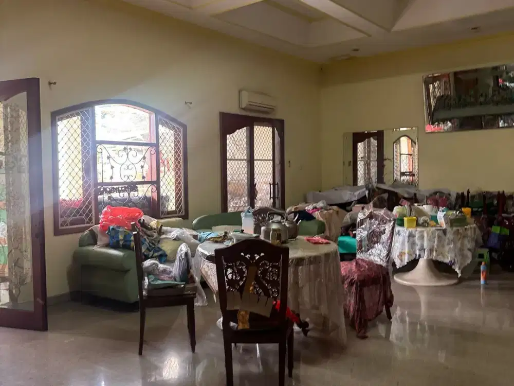 Dijual rumah besar bagus semi furnished di Kayu Putih Selatan