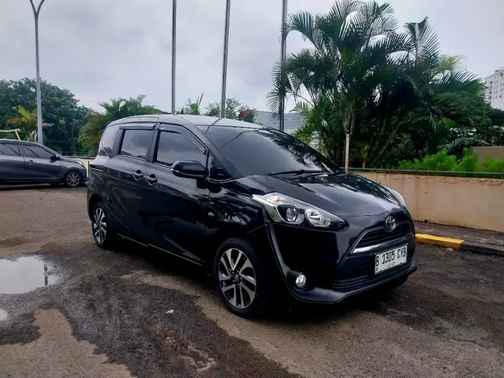 Toyota Sienta V 2017 hitam km 90rb