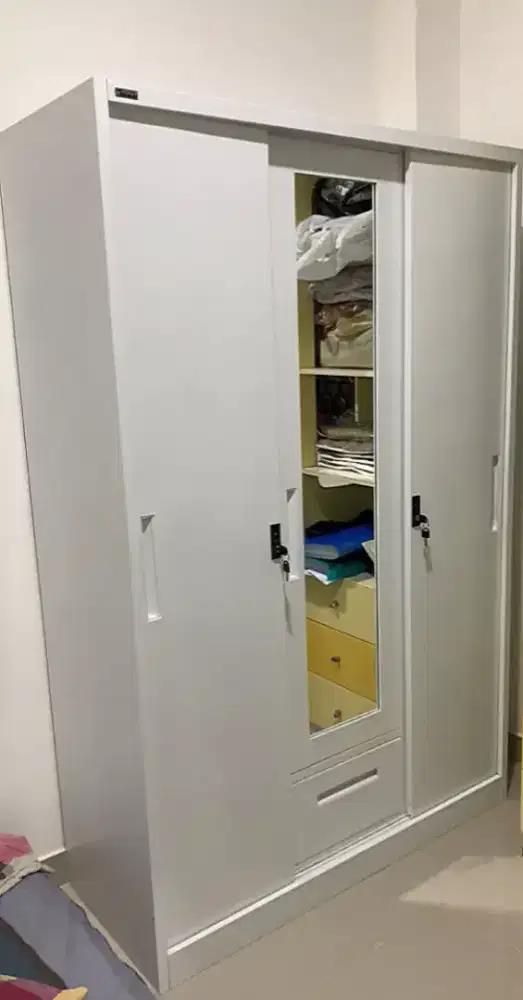 Lemari pakaian full plat besi