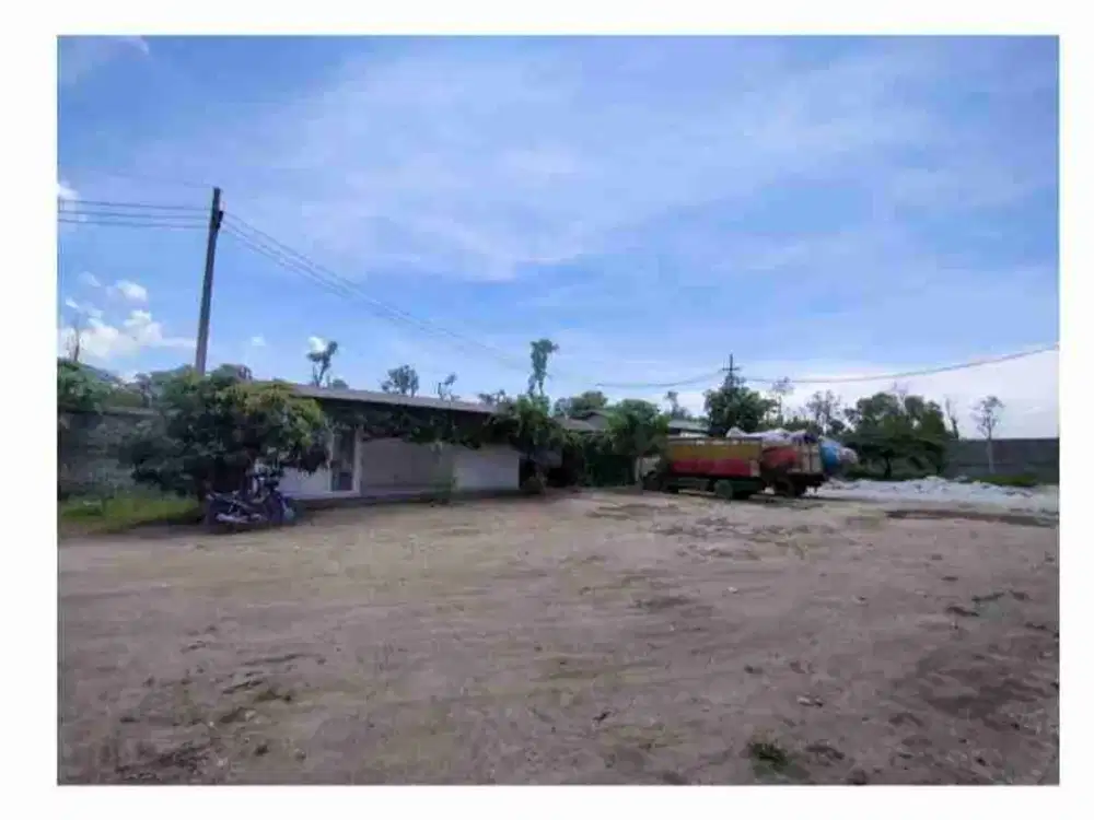 Gudang Siap Untuk Usaha Di Daerah Industri, Dekat Suramadu Dan Terminal Peti Kemas Tanjung Butuh Bangkalan

Spesifikasi : 

Luas Tanah : 4001m²

Luas Bangunan : 1800m²

Kamar Tidur : 4

Kamar Mandi 3 + 5

PLN : 2200 Watt

Hadap : Barat 

SHM

Harga 6 Mily