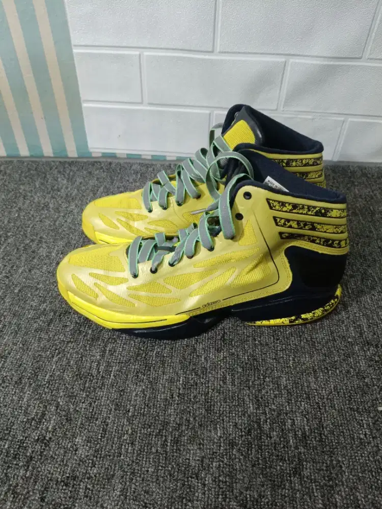 SEPATU OLAHRAGA ADIDAS SIZE 44