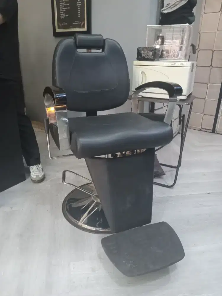 Sebuah kursi barbershop salon hidrolik msh bagus siap pakai