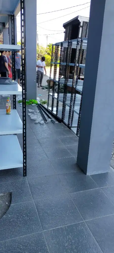 Rak besi serbaguna ramping