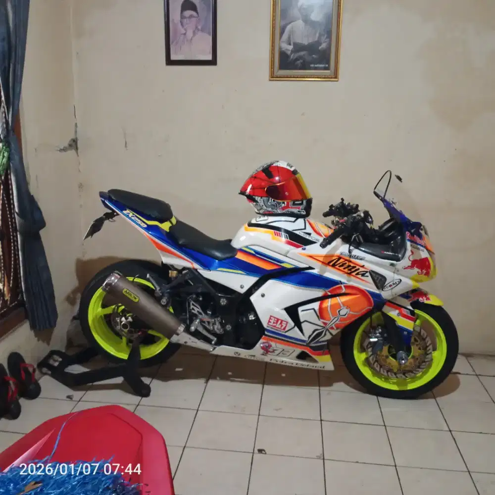 Di jual ninja karbu 250cc tahun 2012 surat lengkap pajak panjang