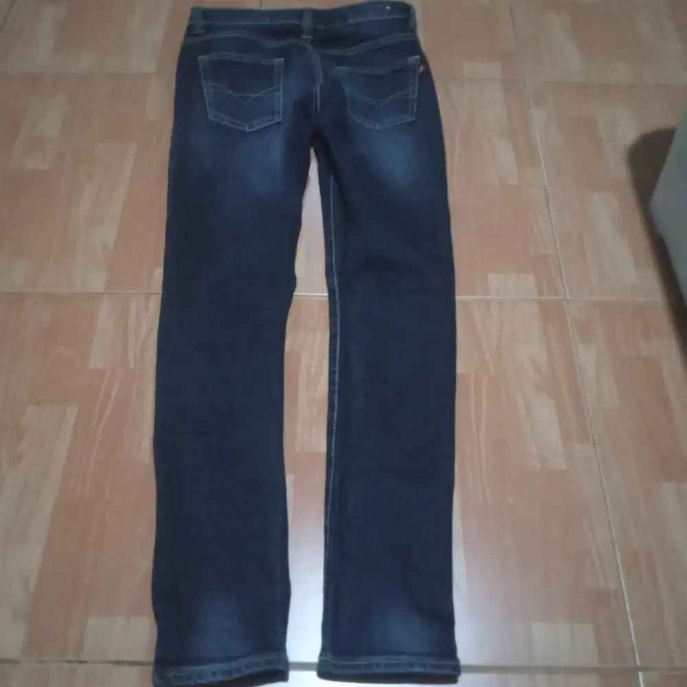 Jual Jeans Cewek Logo