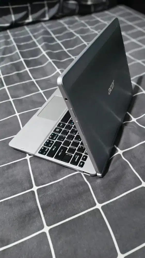 Laptop Acer Aspire SW5 2 in 1 kondisi ok Cocok Untuk Belajar,nonton