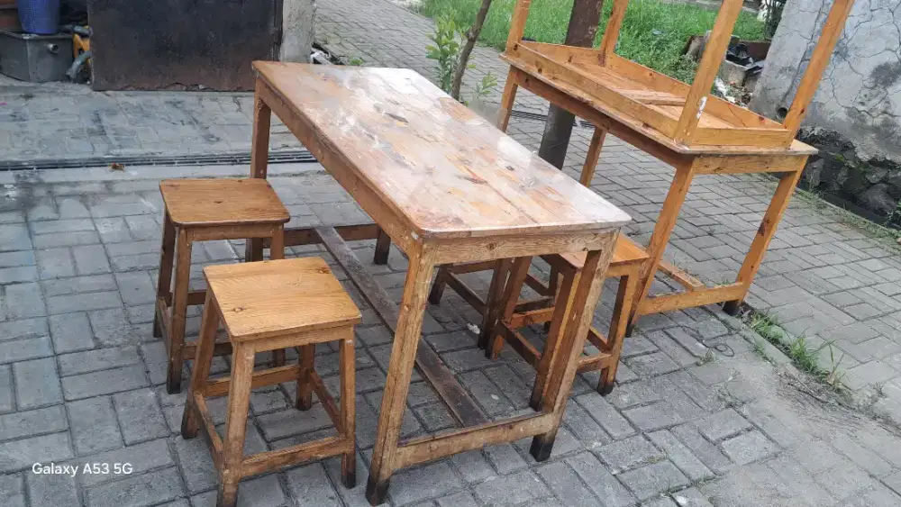 Meja set +4 bangku eks kafe