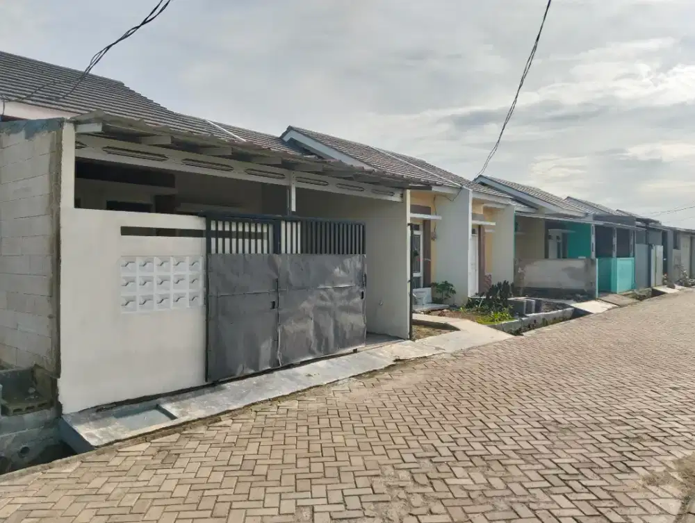 Over kredit rumah subsidi di pinggir jalan raya.